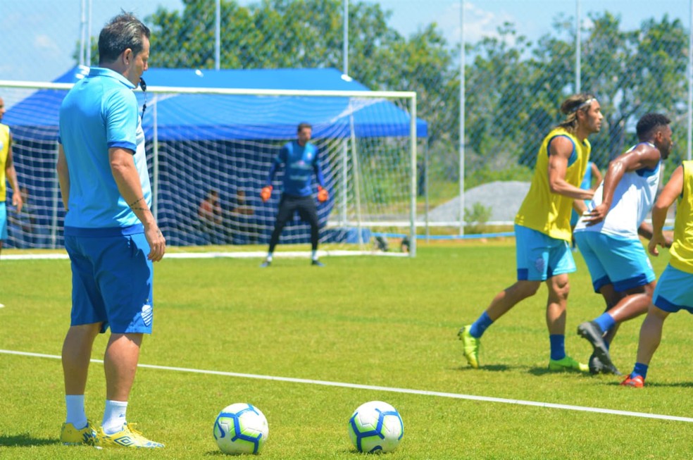 Argel Fucks comandando o último treino antes da viagem para Salvador — Foto: Augusto Oliveira/CSA