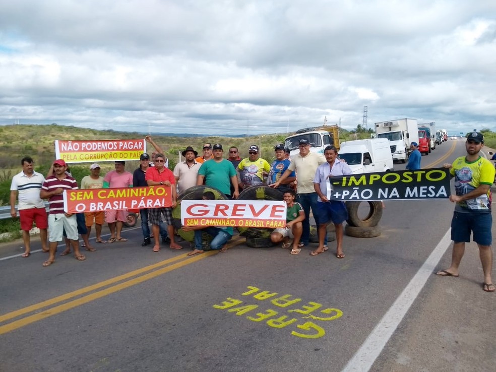 Na BR-226, em Santa Cruz, caminhoneiro também protestam contra os altos preços dos combustíveis (Foto: Édipo Natan )