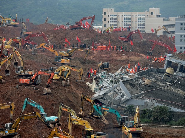 Equipes de resgate buscam sobreviventes em área de deslizamento de terra em Shenzhen, na China, nesta terça-feira (22) (Foto: Andy Wong/AP)
