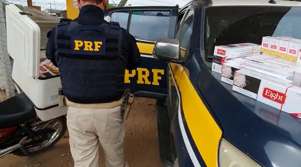 Em Rondônia, PRF apreende quase 9 mil maços de cigarro contrabandeado — Foto: PRF/Divulgação