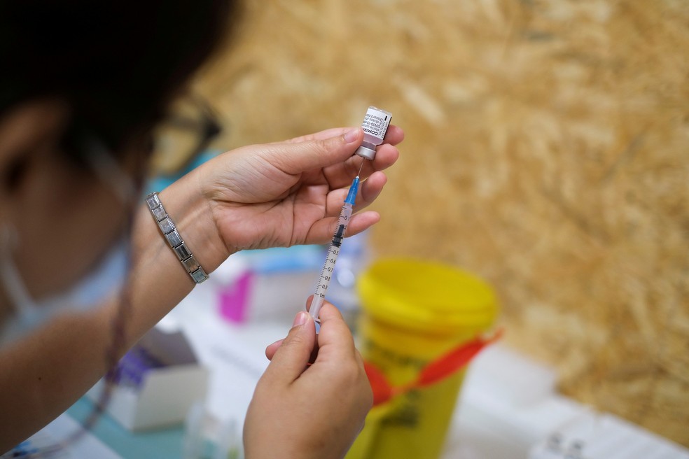 Profissional de saúde prepara dose da vacina da Pfizer em Seixal, Portugal, no dia 11 de setembro. — Foto: Pedro Nunes/Reuters