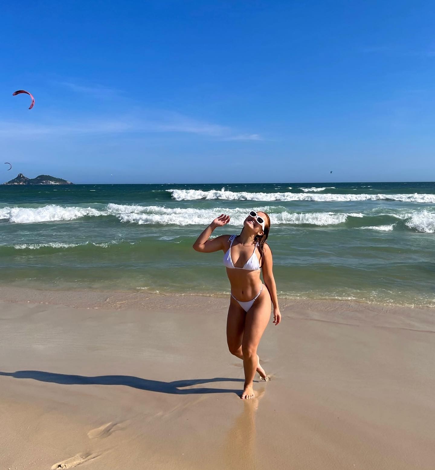 Larissa Manoela curte dia de praia (Foto: Reprodução/Instagram)