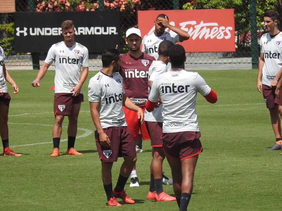 Lucas Silvestre conversa com jogadores em treino do São Paulo (Foto: Marcelo Hazan)
