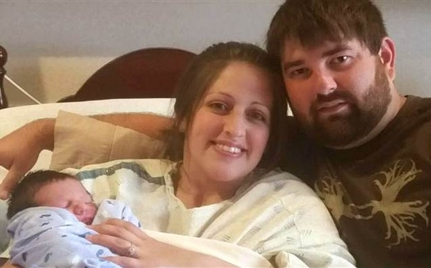MArk e Lindsey com o filho recém-nascido (Foto: Today)