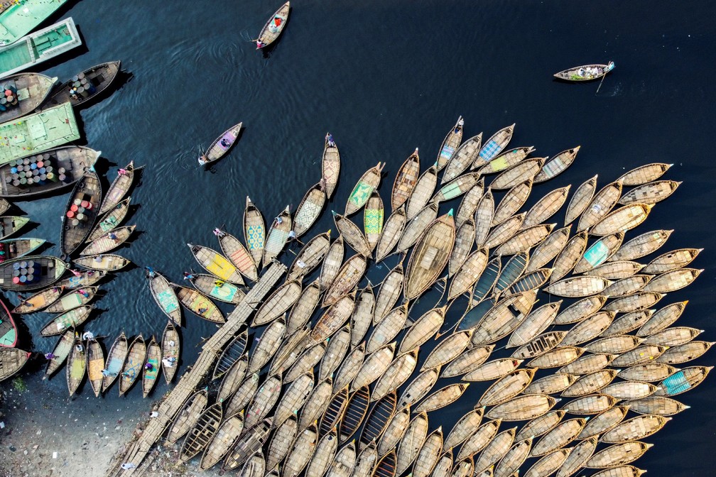  Foto aérea mostra barqueiros atracados na margem de um rio durante um bloqueio imposto pelo governo como uma medida preventiva contra o novo coronavírus em Daca, Bangladesh, em 28 de março — Foto: Munir Uz Zaman/AFP