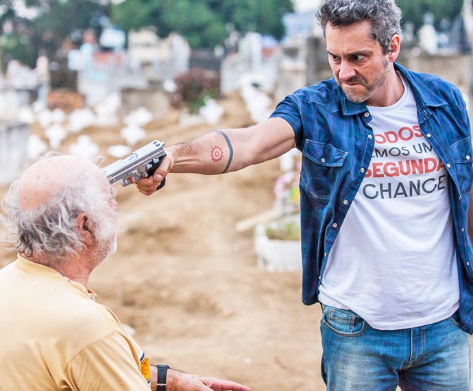 Romero aponta arma para Ascânio (Foto: Artur Meninea / Gshow)