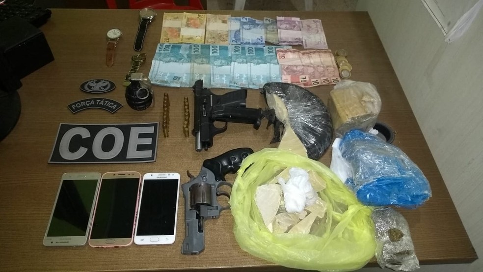 Droga, armas e granada foram achadas com a dupla  — Foto: Divulgação/PM-AC