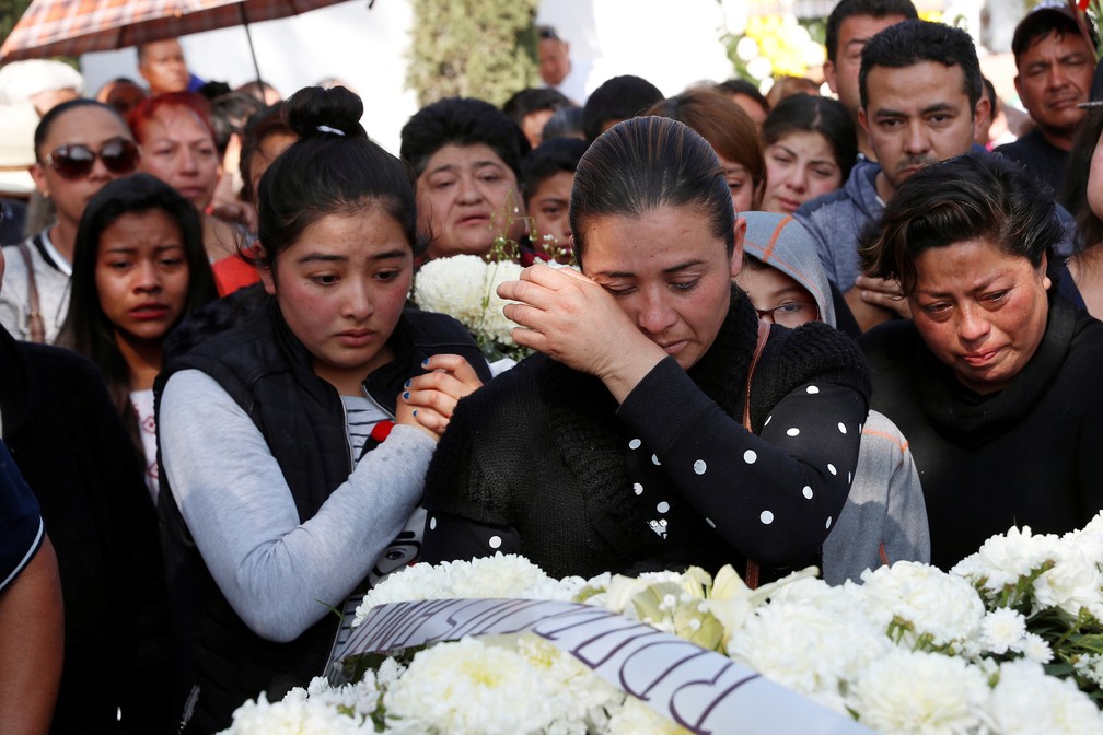 Mulher de um dos mortos na tragÃ©dia com oleoduto no MÃ©ico durante funeral do marido neste domingo (20) â€” Foto: Henry Romero/Reuters