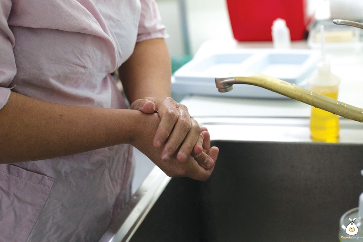 331 Prematuros na pandemia Cena repetida incontáveis vezes em um único dia: a profilaxia mais importante para proteger os bebês é lavar as mãos (Foto: Ana Meinhardt/Cegonha Imagens)