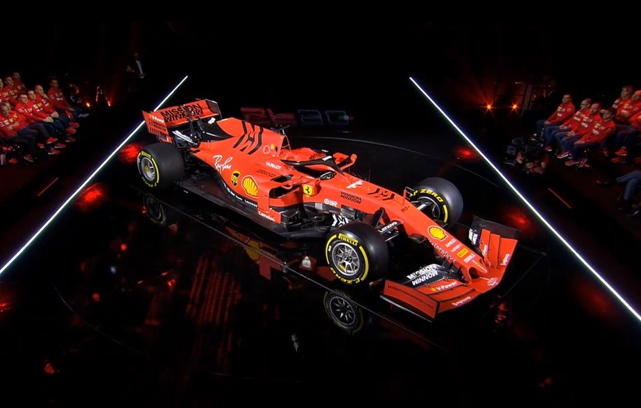ApÃ³s fotos vazarem meia hora antes do previsto, Ferrari vermelha e preta Ã© apresentada