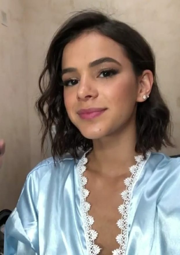 Bruna Marquezine surge com cabelo mais curtinho para o casamento de amiga (Foto: Reprodução/Instagram)