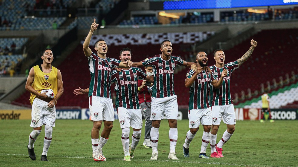 Jogadores do Fluminense comemoram com torcida após vitória sobre o Flamengo — Foto: Lucas Merçon FFC