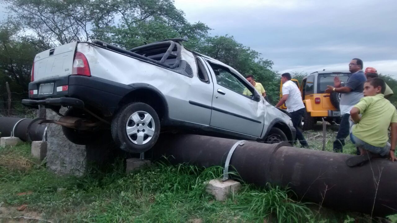 Motorista perde controle do carro, sai da pista e atinge Adutora do Pajeú (Foto: Afonso Holanda/ Arquivo Pessoal)