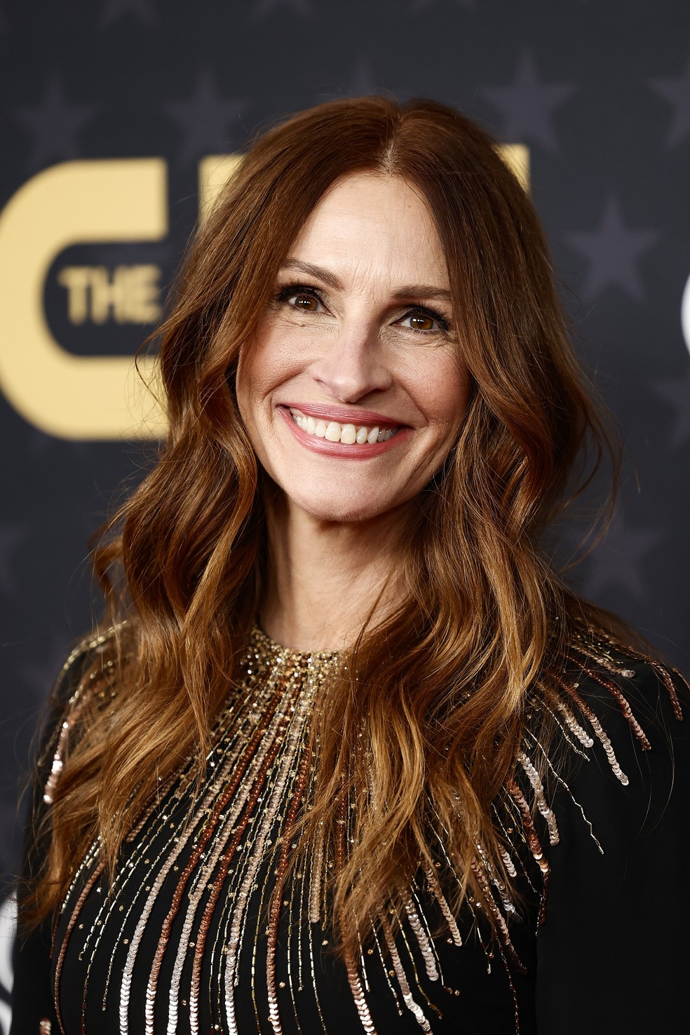 Os brilho discreto de Julia Roberts no tapete vermelho do Critics Choice 2023 | Celebridades | Vogue