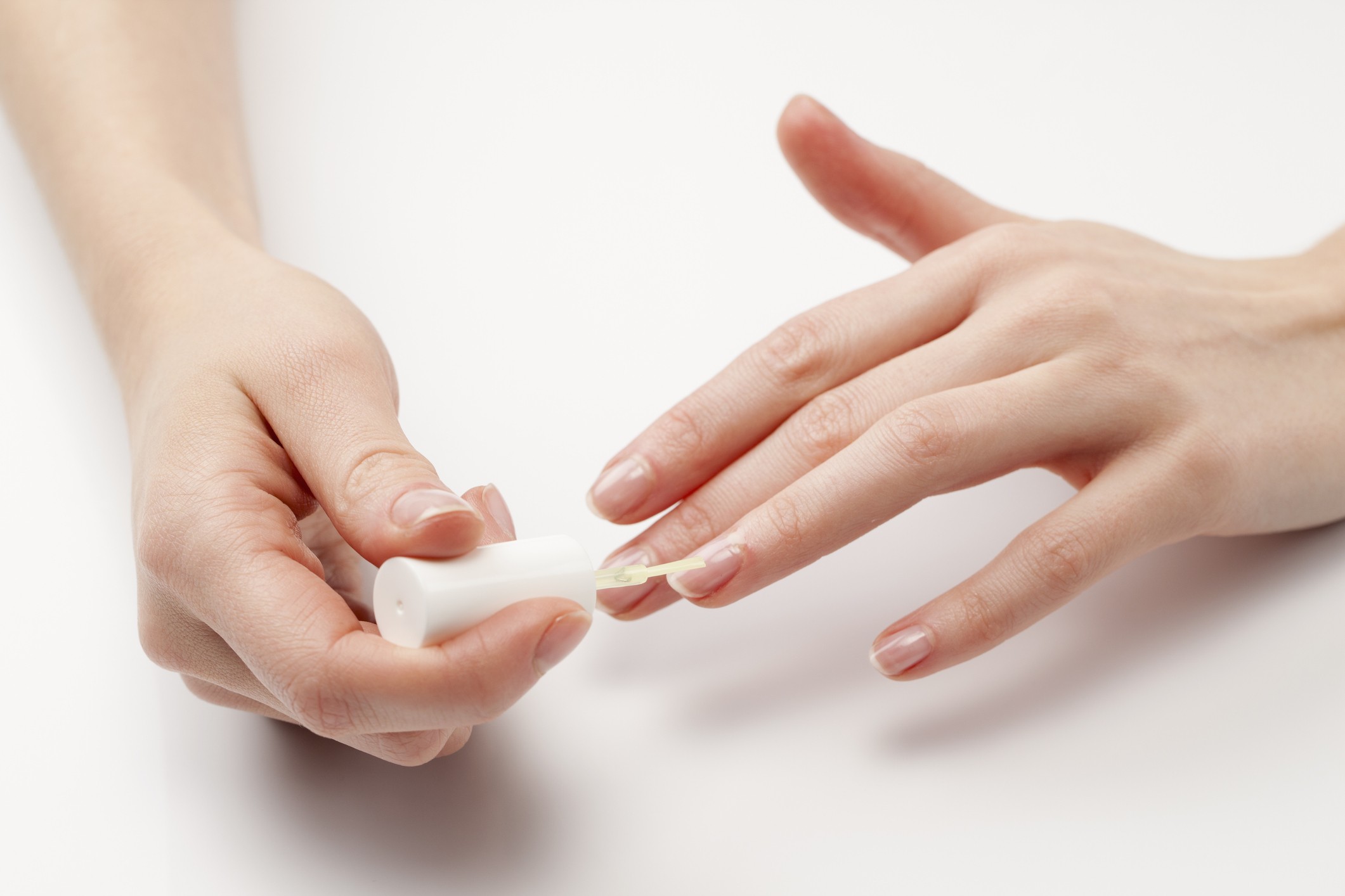 Broken nails. Маникюр гигиенический женский. Ногти с лечебным лаком маникюр. Проблемы ногтей маникюр. Ногти должны отдыхать.
