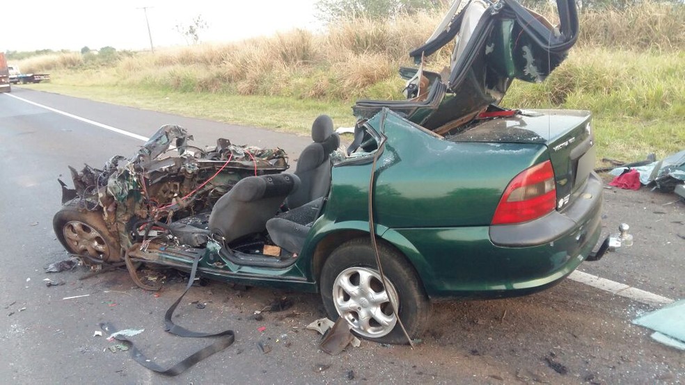 Motorista do GM Vectra morreu no local do acidente (Foto: Guarda Municipal de Rancharia/Cedida)