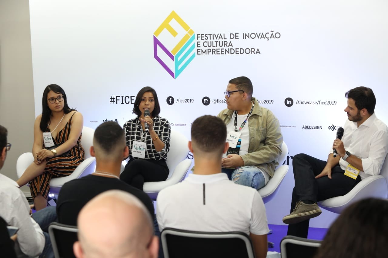 Jovens empreendedores e Gabriel Coelho, CEO da Empodere-se durante painel no FICE 2019 (Foto: Alexandre di Paula)
