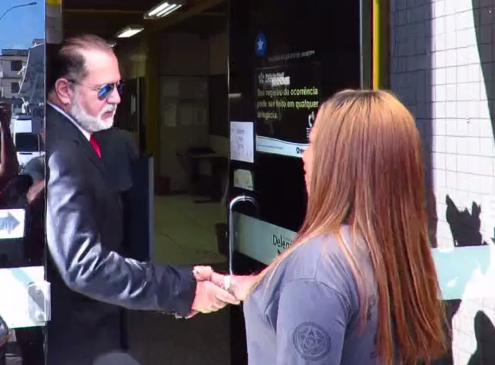 Advogado do médico Denis Barros, o Dr. Bumbum, chega à 16ª DP (Barra) (Foto: Bruno Albernaz/G1)