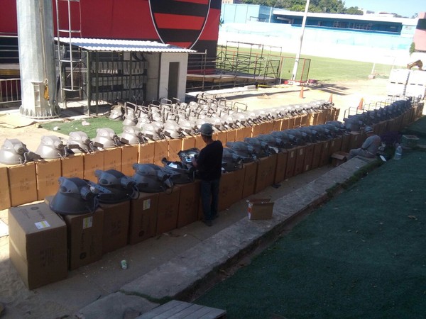 Além da cratera e dos laudos: Ilha tem atraso, contratempos e pressão do Fla