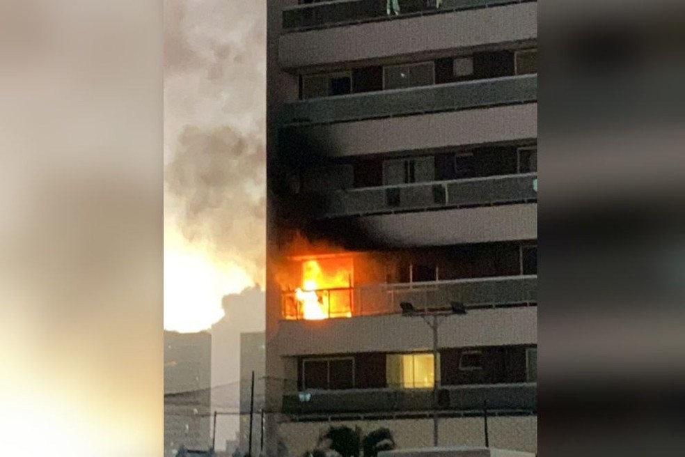 Incêndio atinge prédio residencial em área nobre de Fortaleza. — Foto: Arquivo pessoal