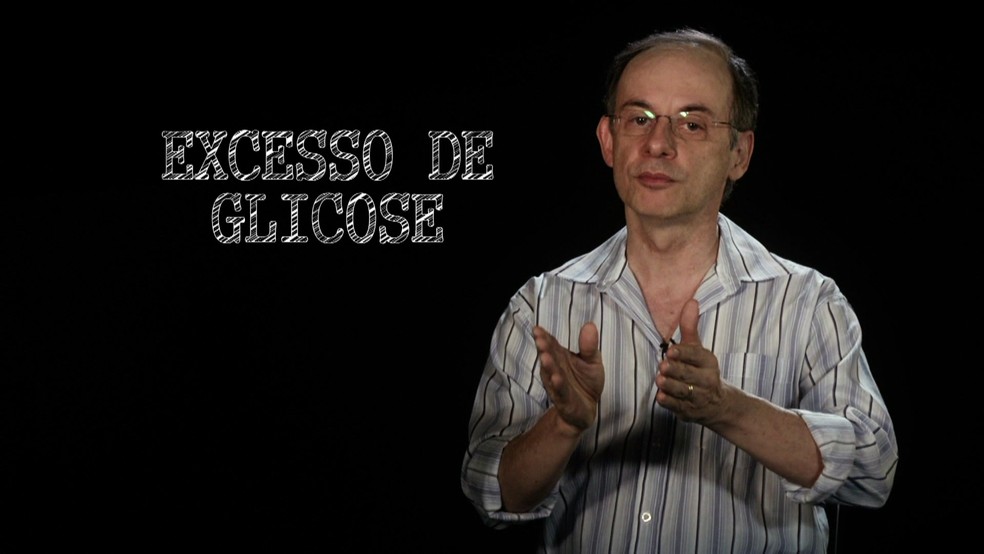 Professor Fernando Beltrão explica que a diabetes é caracterizada pelo excesso de glicose no sangue (Foto: Reprodução/TV Globo)