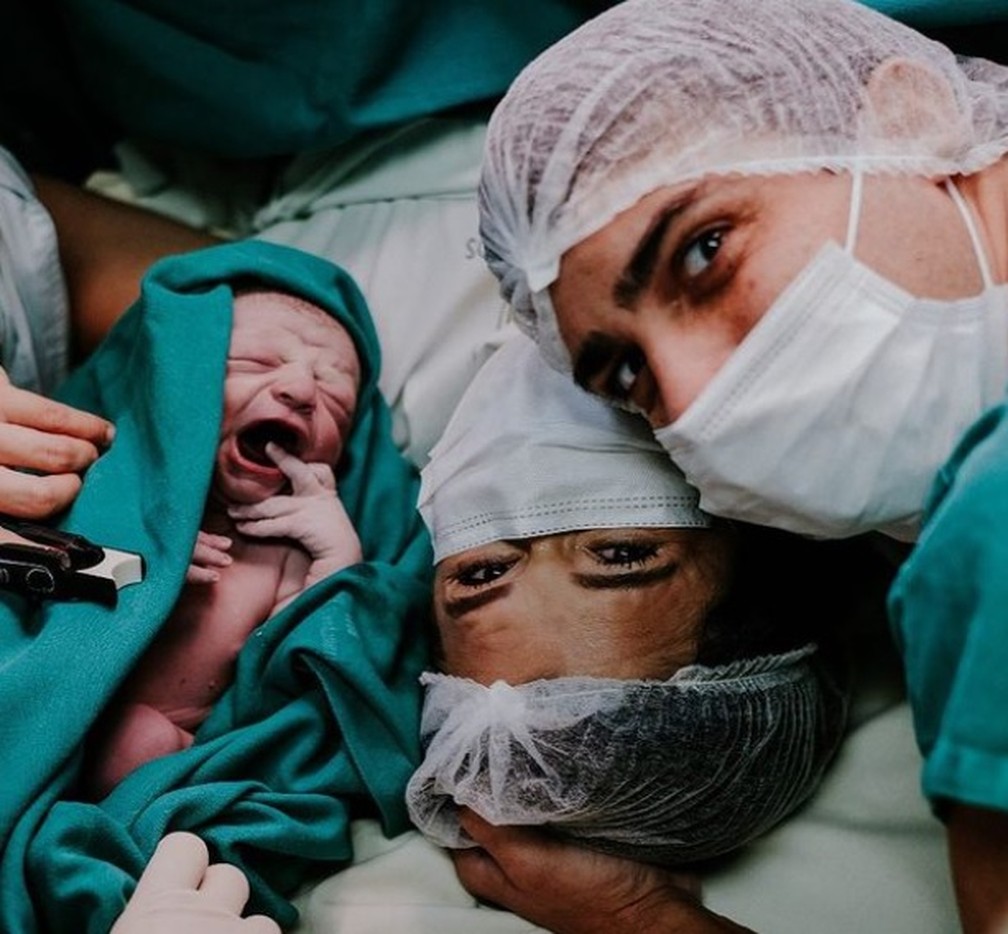 O pequeno João Lucca nasceu em outubro de 2020. Na foto, Jéssica Melo e o marido, Pedro Moura.  — Foto: Jéssica Melo/Arquivo pessoal