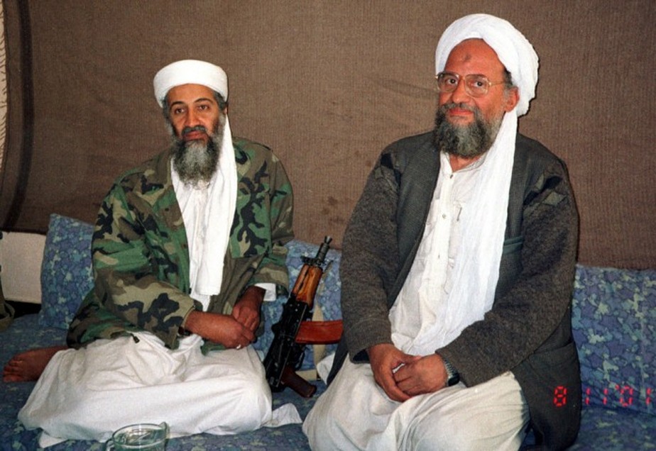 Ayman al-Zawahiri, ao lado de Osama bin Laden, em foto de novembro de 2001