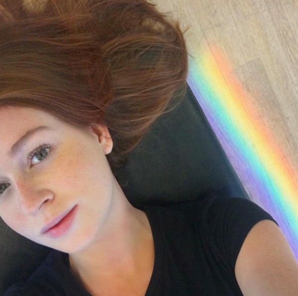 Marina Ruy Barbosa tira selfie com arco-íris ao lado (Foto: Reprodução/Instagram)