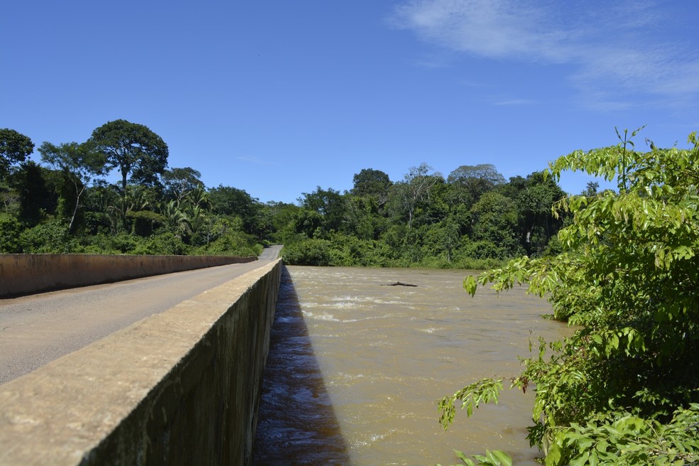 &Aacute;gua j&aacute; encosta em ponte do rio Jamari &mdash; Foto: Jeferson Carlos/G1