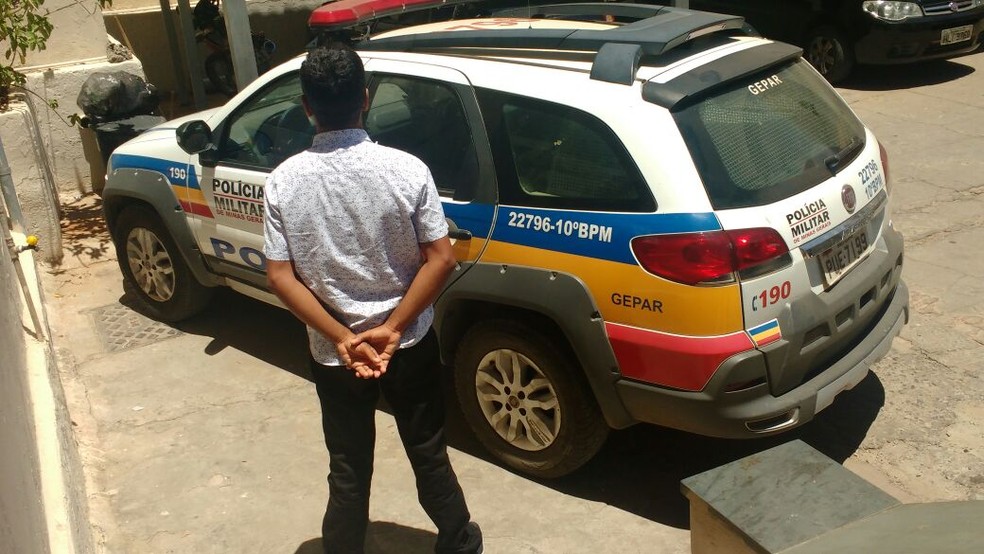 Homem foi preso após o casamento dele, no cartório civil de Montes Claros (Foto: Divulgação/Polícia Militar)