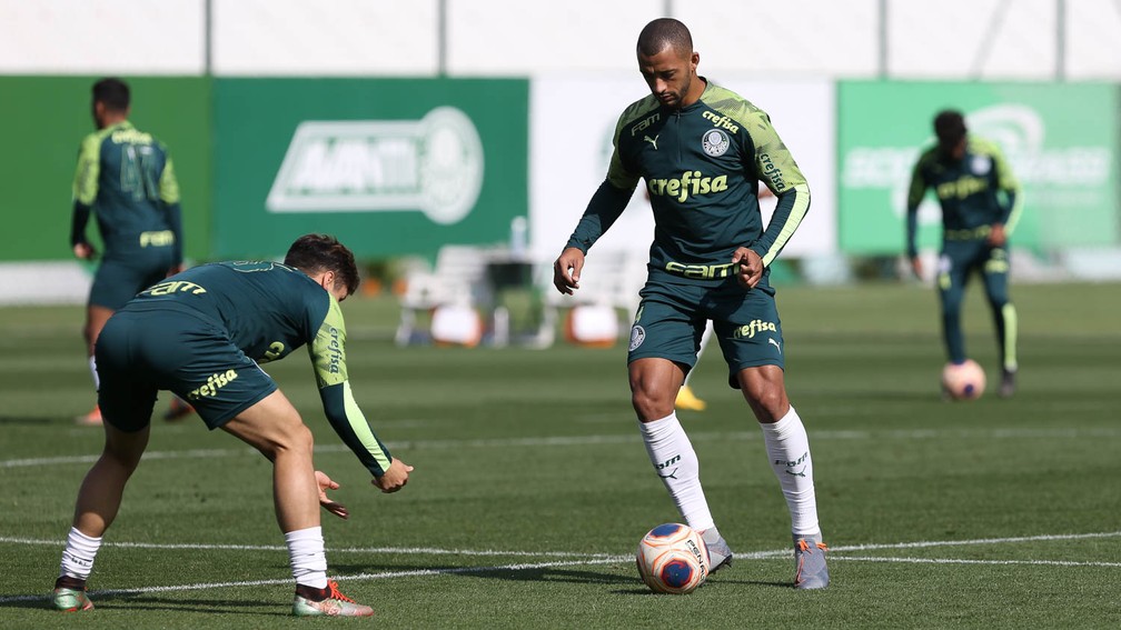 Jogadores treinam na Academia e Luxa faz testes no time para enfrentar o Corinthians; confira