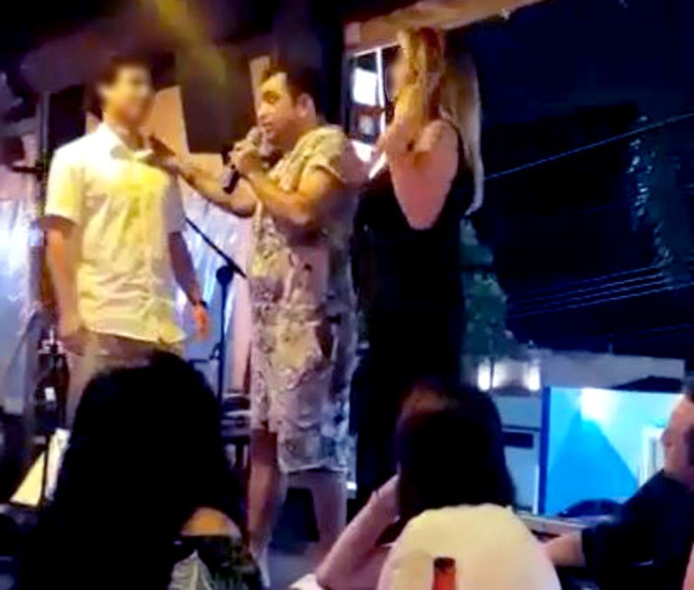 Vídeo mostra ‘selinho’ que teria motivado agressão contra o humorista Evandro Santo — Foto: Arquivo pessoal