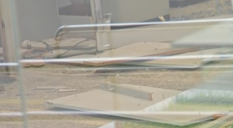 Dois caixas eletrônicos foram destruídos — Foto: TVCA/Reprodução
