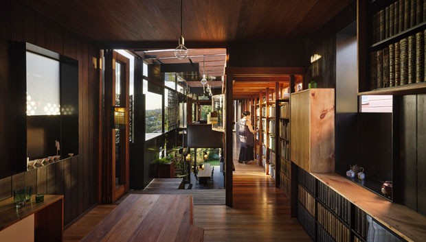 Casa premiada na Austrália tem volumes irregulares e muita madeira (Foto: Casey Valey e Christopher Frederick Jones)