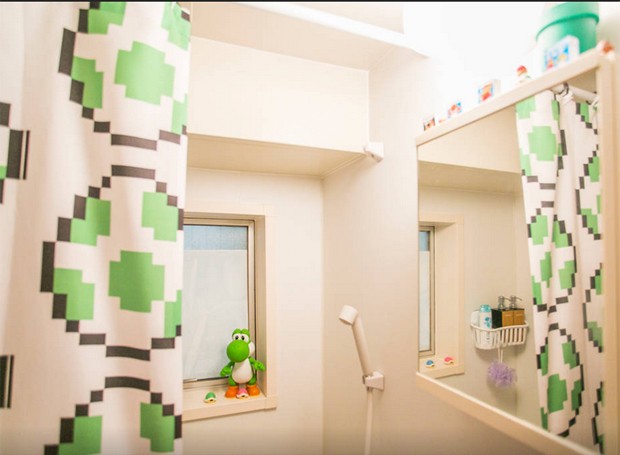 No banheiro, personagem Yoshi é peça fundamental (Foto: Divulgação / Airbnb)