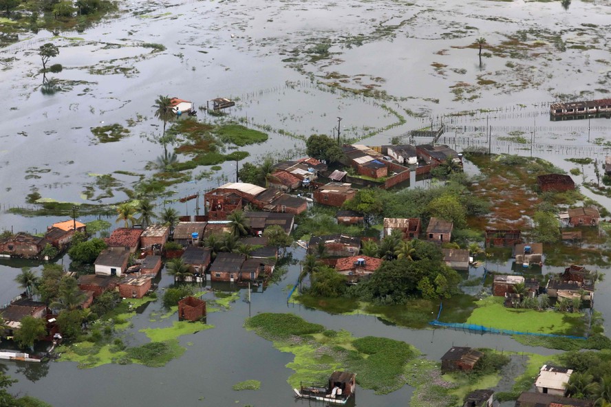 Vista aérea de uma área em Recife, Pernambuco, atingida por enchentes causadas por fortes chuvas.