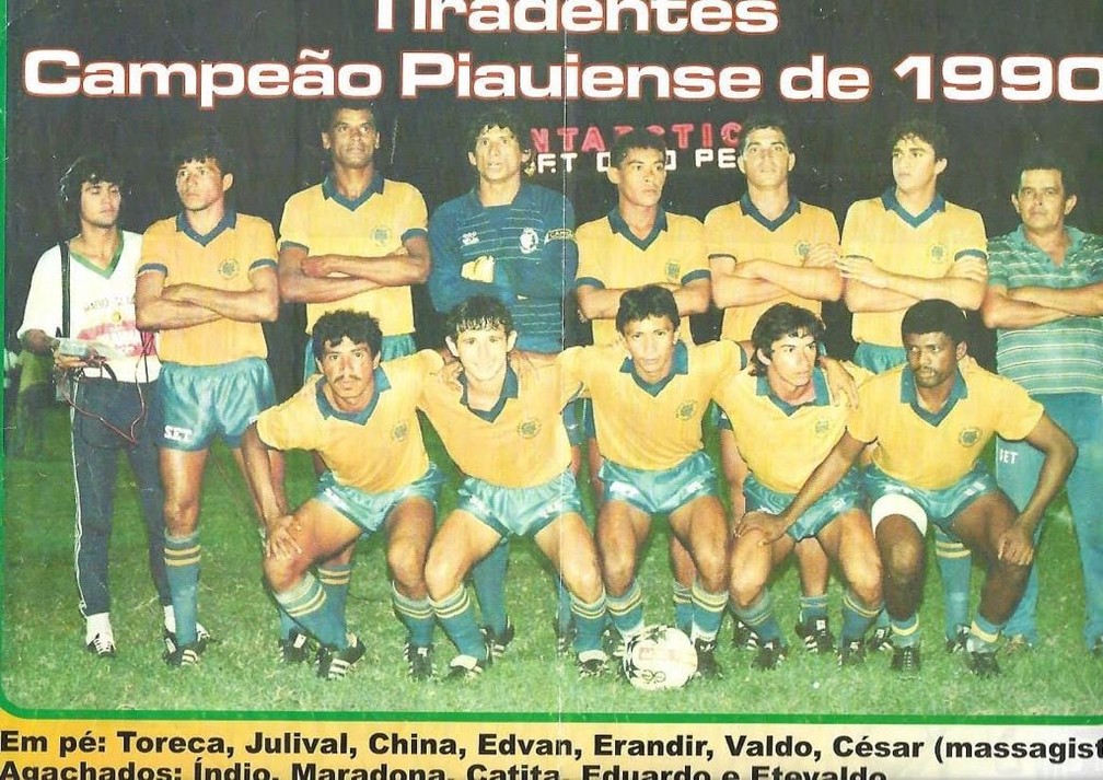 Recorte de jornal com o time do Tiradentes-PI campeão piauiense de 1990 — Foto: Arquivo Pessoal/Oseas Canuto 