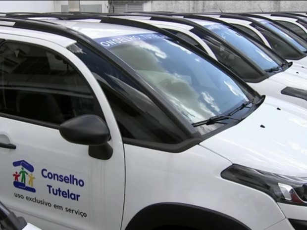 Carros do Conselho Tutelar parados em concessionárias de Rio Preto (Foto: Reprodução/TV Tem)