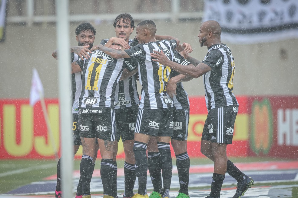 Jogadores do Atlético comemoram vitória contra o Tombense — Foto: Pedro Souza/CAM 