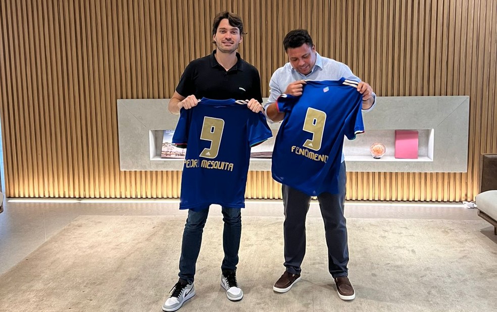 Ao lado de representante da XP, Ronaldo Fen�meno posa com a camisa do Cruzeiro � Foto: Divulga��o