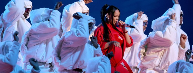 Rihanna em meio aos dançarinos durante apresentação no Super Bowl neste domingo (12/2) — Foto: Gregory Shamus / GETTY IMAGES NORTH AMERICA / Getty Images via AFP