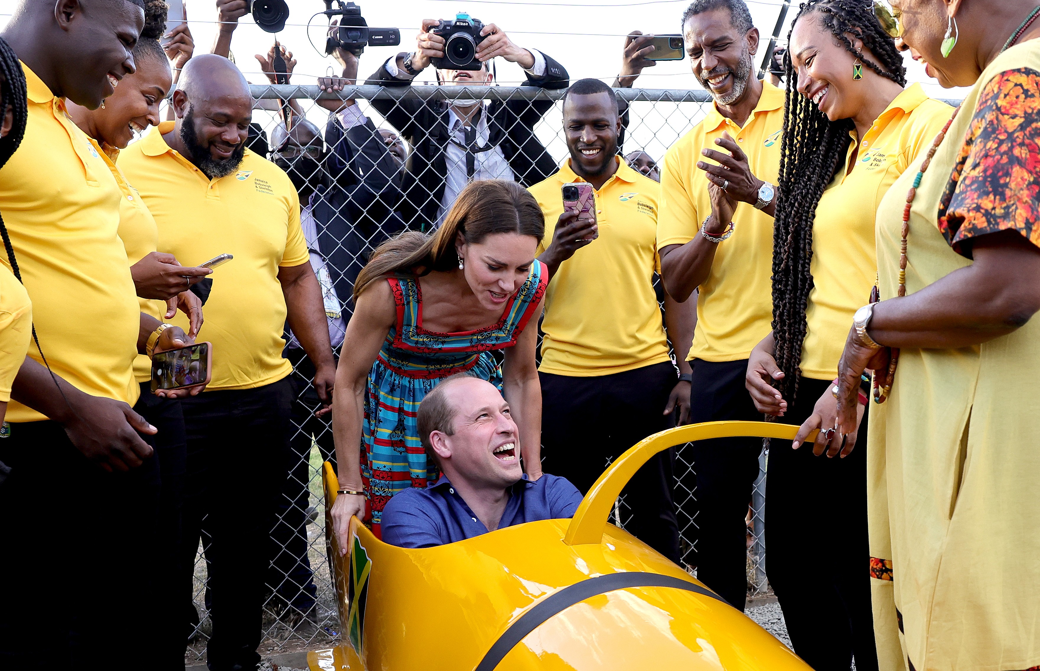 KINGSTON, JAMAICA - MARCH 22: Prince William, Duke of Cambridge and Catherine, Duchess of Cambridge meet the Jamaican Bobsleigh team in Trench Town on day four of the Platinum Jubilee Royal Tour of the Caribbean on March 22, 2022 in Kingston, Jamaica. The (Foto: Getty Images)