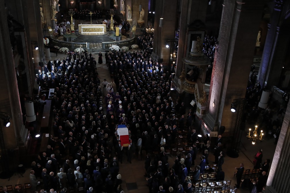 O caixão do ex-presidente Jacques Chirac é carregado para fora da Igreja do Santo Suplício em Paris, nesta segunda-feira (30), depois que autoridades mundiais prestaram as últimas homenagens. — Foto: François Mori/Pool/AP