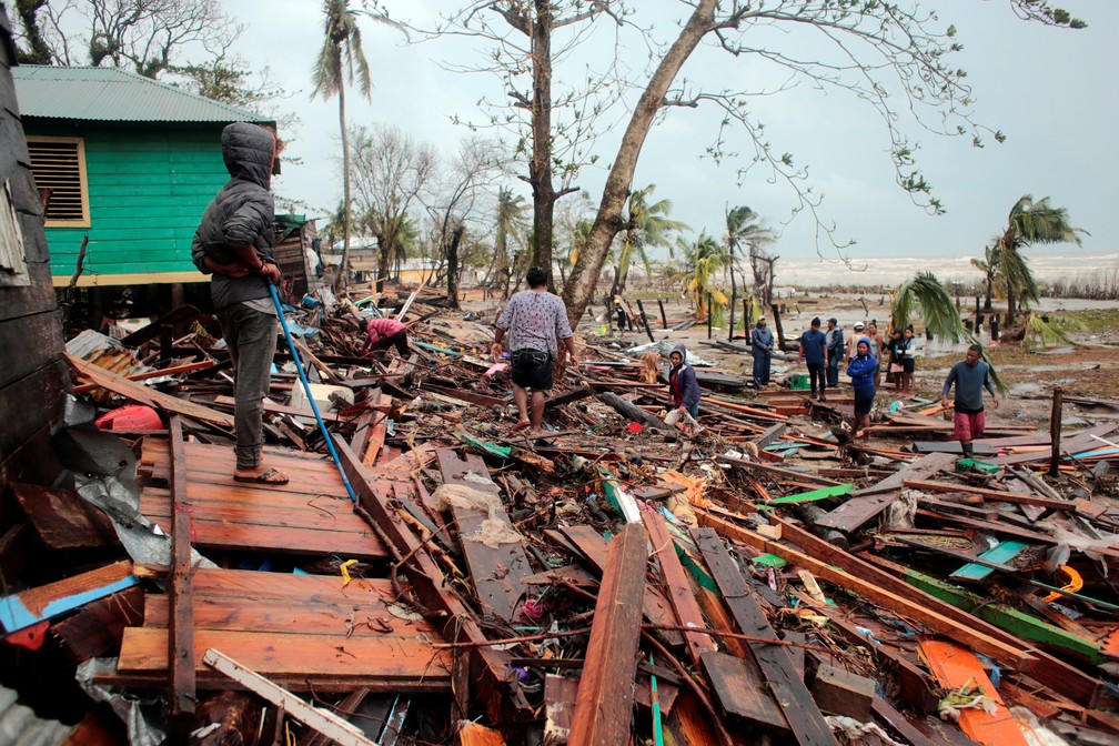 Moradores removem destroços de suas casas destruídas pela passagem do furacão Iota em Puerto Cabezas, na Nicarágua, no dia 17 de outubro de 2020 — Foto: Oswaldo Rivas/Reuters