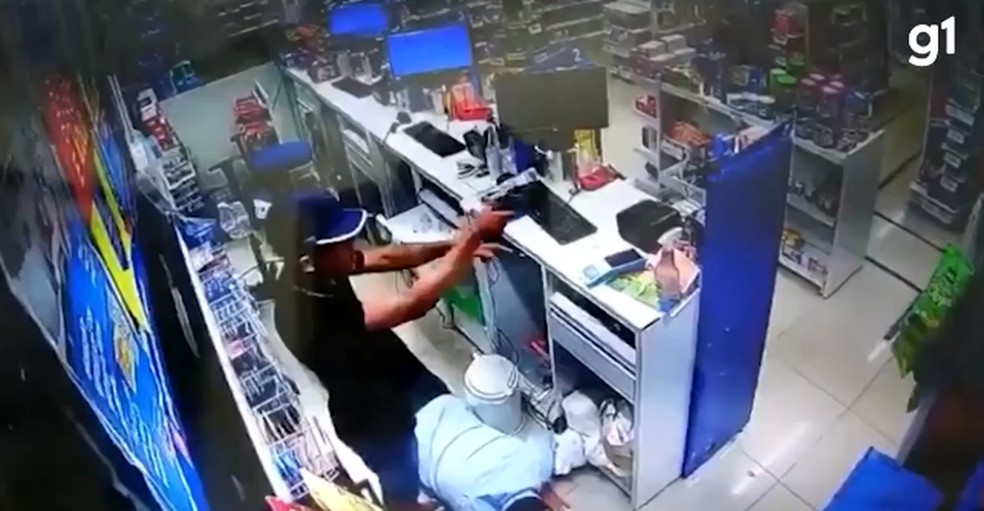 Bandidos assaltam clientes e funcionários de farmácia em São Luís — Foto: Reprodução
