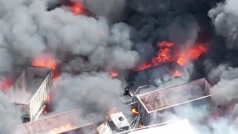 Caminhões ficaram destruídos pelas chamas em incêndio em Uberlândia — Foto: Via Drones/Divulgação