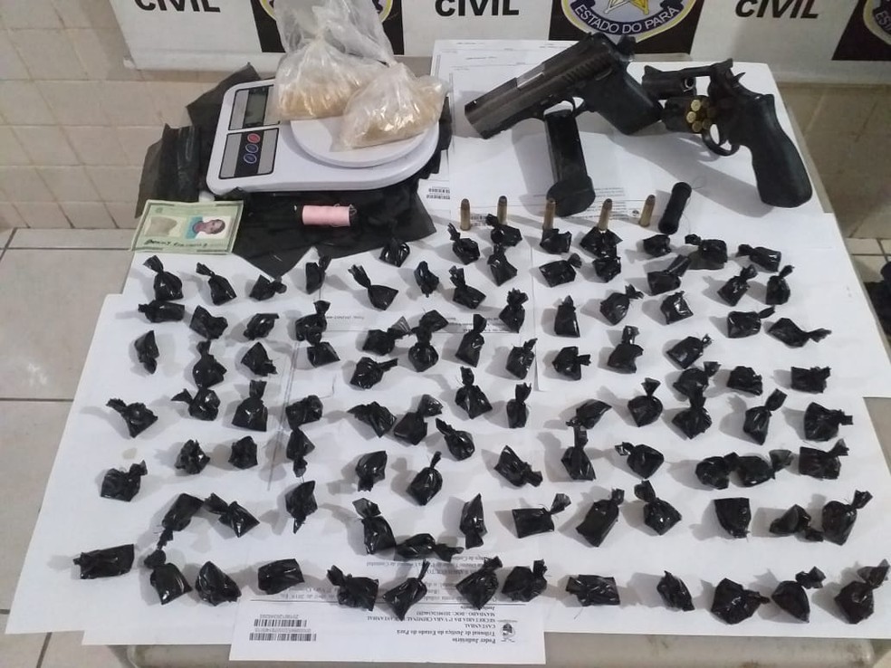 Armas, munições e drogas são apreendidas, após suspeito ser morto em tiroteio em Castanhal. — Foto: Reprodução / Polícia Civil