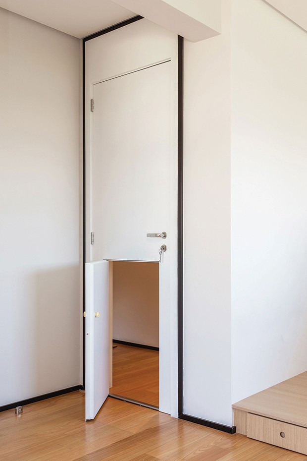Inspirada no modelo bipartido, a porta do quarto tem uma segunda abertura mais baixa para que o irmão caçula possa ter autonomia. (Foto: Maura Mello/Divulgação)