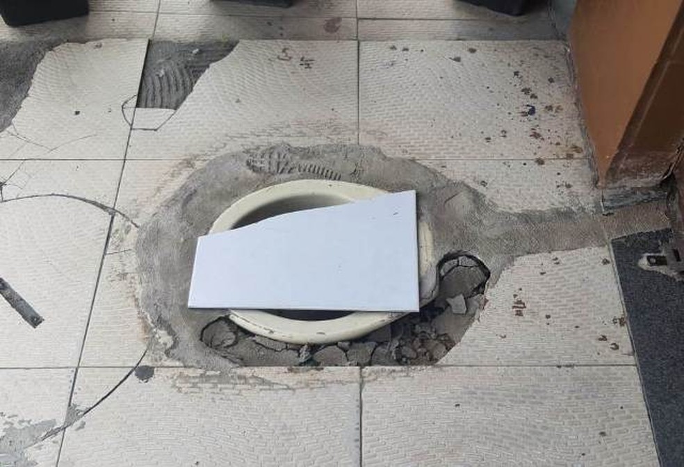Dono de bar foi notificado pela prefeitura após instalar vaso sanitário em calçada — Foto: Paulo José / Acorda Cidade