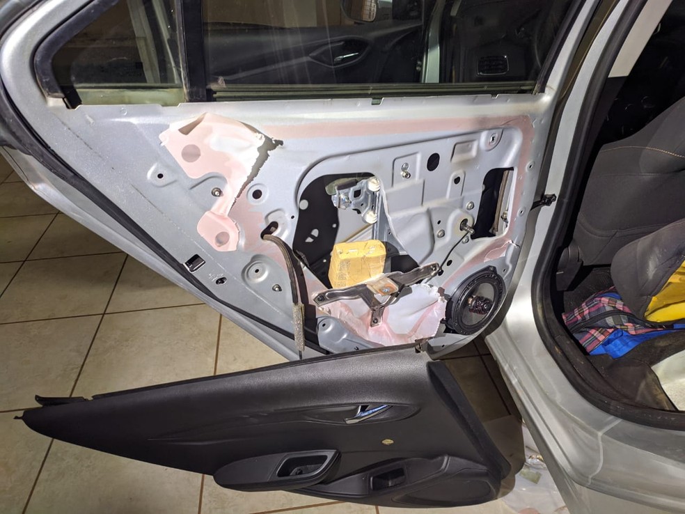 Tabletes estava escondidos nas portas e sob o banco traseiro &mdash; Foto: Pol&iacute;cia Rodovi&aacute;ria